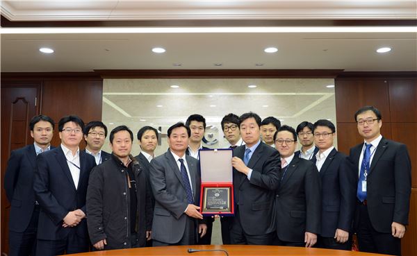 한국인터넷진흥원으로부터 ISMS 인증을 받은 HMC투자증권은 지난 1월 16일 여의도 본사에서 위승환 경영지원실장(왼쪽에서 여섯번째)이 참석한 가운데 인증식을 진행했다  사진 = HMC투자증권