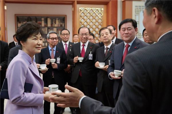 박근혜 대통령이 20일 청와대 국무회의가 끝난 뒤 국무위원들과 티타임을 갖고 있다. 사진=청와대 제공