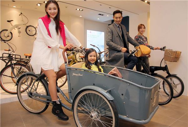 신세계백화점 모델들이 21일 서울 중구 신세계백화점 본점 명품관 자전거 매장을 소개하고 있다. 사진=신세계백화점 제공