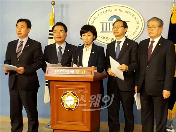 22일 국회에서 아동학대근절 대책 1차 발표 하고 있는 새정치민주연합 아동학대 근절과 안심보육 대책위원회 윤관석, 백재현, 남인순, 김성주, 김용익 의원(왼쪽부터). 사진=뉴스웨이DB