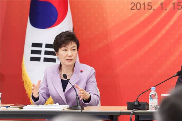 박근혜 대통령이 지난 15일 청와대에서 열린 업무보고에서 자신의 올해 정책 구상을 역설하고 있다. 사진=청와대 제공