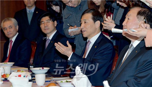 이주열 한국은행 총재(사진 오른쪽 두 번째)가 23일 한국은행 본관에서 열린 금융협의회에서 모두 발언을 하고 있다.