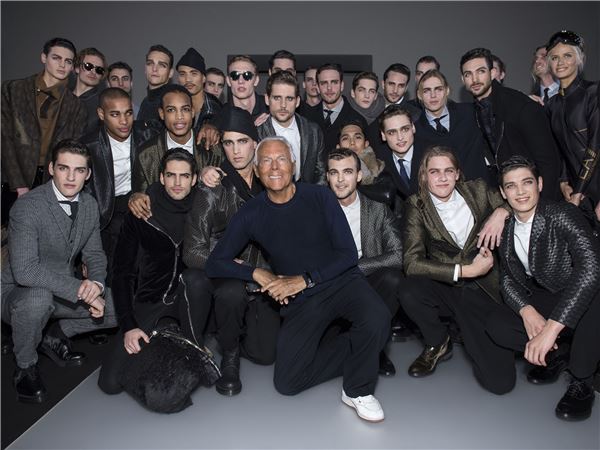 세계적 디자이너 조르지오 아르마니가 패션쇼가 끝난 후 모델들과 함께 포즈를 취하고 있다. 사진=신세계인터내셔널 제공