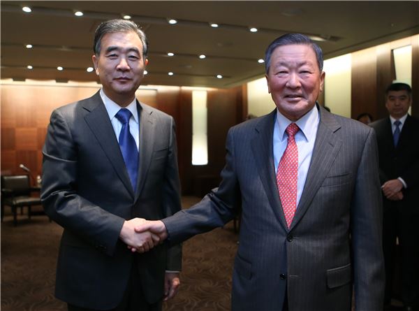 구본무 LG 회장(오른쪽)이 24일 오전 서울 장충동 신라호텔에서 한국을 방문 중인왕양 중국 부총리(왼쪽)를 만나 상호 발전 및 협력에 대한 의견을 나눴다. 사진=LG 제공