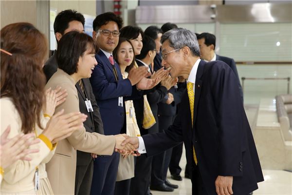 윤종규(오른쪽) KB금융지주 회장이 국민은행 동여의도 본점에서 직원들을 격려하고 있다.