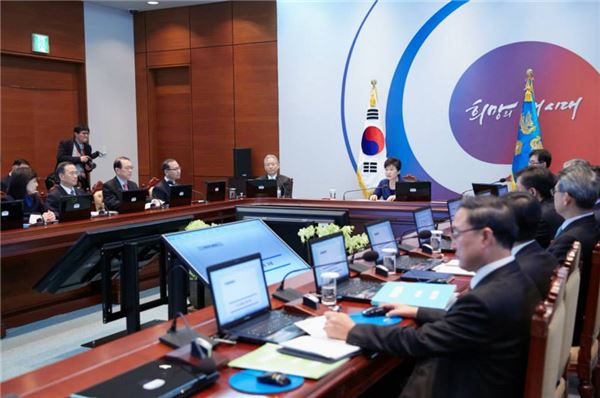 박근혜 대통령이 26일 청와대에서 수석비서관회의를 주재하고 있다. 사진=청와대 제공
