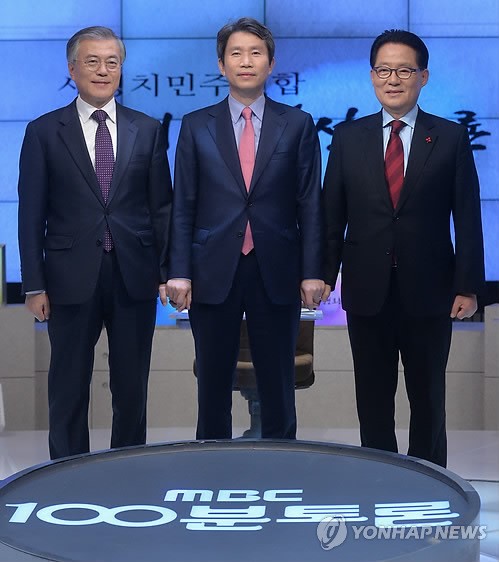 새정치민주연합 당대표 선거에 출마한 후보들이 MBC 100분토론에 앞서 포즈를 취하고 있다. (왼쪽부터) 문재인·이인영·박지원 후보. 사진=연합뉴스 제공