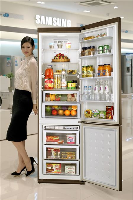 삼성전자 모델이 슬림스타일 냉장고를 소개하고 있다. 사진=삼성전자 제공