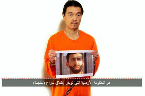 '이슬람국가'(IS)에 억류된 요르단 조종사 마즈 알카사스베(27) 중위. 사진=유튜브 영상