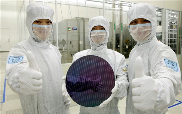 삼성전자 중국 시안공장 근로자들이 낸드플래시 제품을 보이고 있다. 사진=삼성전자 제공