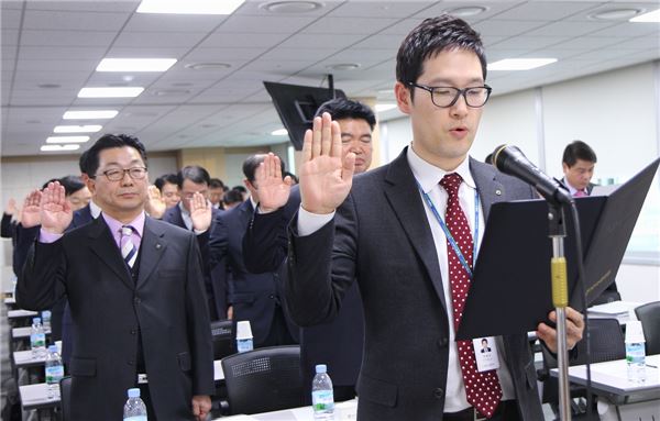 NH농협생명은 지난 28일 서울 서대문구 본사에서 ‘청렴하고 신뢰받는 1등 생명보험사’ 구현을 위한 ‘2015년도 윤리경영 실천 결의대회’를 개최했다. 사진=NH농협생명 제공