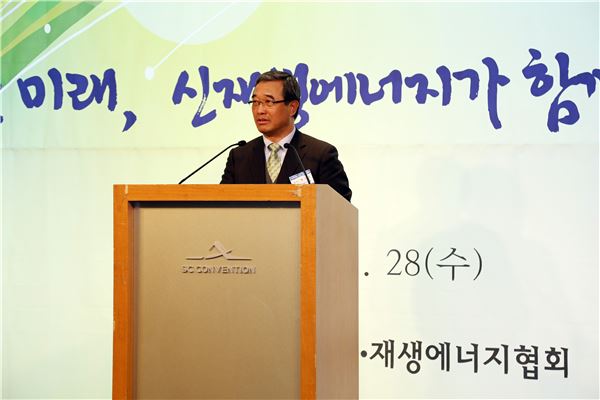 한국신재생에너지협회가 28일 개최한 신년인사회에서 황은연 협회장이 기념사를 하고 있다. 사진=한국신재생에너지협회 제공