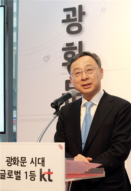 황창규 회장이 지난 26일 열린 광화문 신사옥 입주식에서 “통신 130년의 역사를 이어받은 KT가 올해부터는 국가경제와 국민 이익에 기여하는 혁신적 국민기업이 될 것”이라고 선언하고 있다. 사진=KT 제공