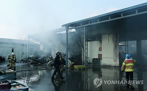 대구 카페베네 물류센터에서 난 불을 소방대원들이 끄고있다. 사진=연합뉴스 제공