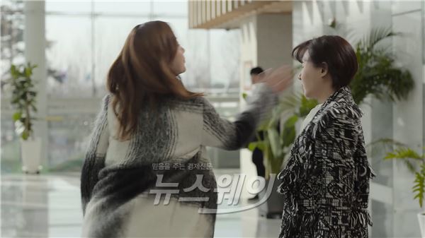 MBC '전설의 마녀'에서 한지혜는 김윤서를 찾아가 싸대기를 날렸다. 이로써 수인은 지난 1월 11일에 방송된 24회에서 억울하게 뺨맞은 앙갚음을 제대로 해 냈다 / 사진= MBC 제공