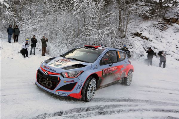 WRC 2015 첫번째 경기 모나코 몬테 카를로 랠리에서 현대 WRC 팀의 i20 랠리카가 질주하고 있다. 사진=현대자동차 제공