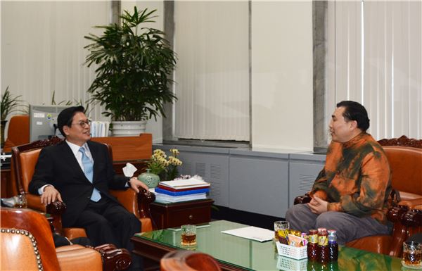 정우택 국회 정무위원장(왼쪽)과 송기호 상조협회장이 상조현안에 대해 의견을 나누고 있는 모습.