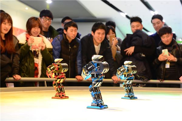 기보 과학기술체험관에서 관람객이 로봇춤 관람 및  체험학습을 하고 있는 모습. 사진=기술보증기금 제공
