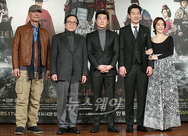 5일 오후 서울 영등포구 여의도동 63빌딩 컨벤션센터 3층 주니퍼룸에서 KBS1 광복 70주년 특별기획 대<br />
<br />
하드라마 '징비록' 제작발표회가 열렸다. 김상휘PD를 비롯해 김상중, 김태우, 임동진, 이재용, 김혜은 등 출연진들이 참석해 작품에 대한 이야기를 전했다 / 사진= 이수길기자 leo2004@