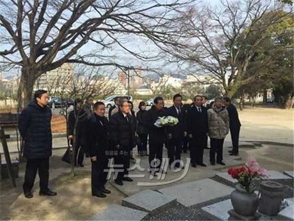 홍준표 경남도지사는 지난 1월 25일 일본 히로시마 평화공원 내 ‘한국인 원폭희생자 위령비’를 찾아 헌화했다. 사진=주히로시마 대한민국 총영사관 페이스북