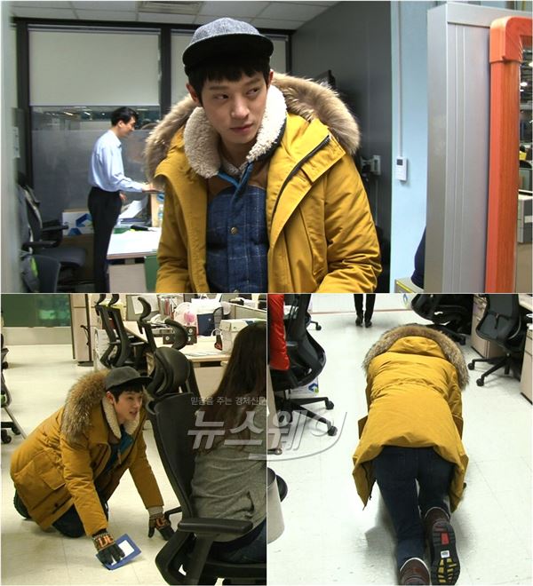 KBS2 '1박 2일' 정준영이 짝꿍찾기 미션수행을 위해 KBS 보도국 바닥을 엉금엉금 기어 다니며 온 몸으로 쓸고 다녔다 / 사진= '1박2일' 방송영상 캡처