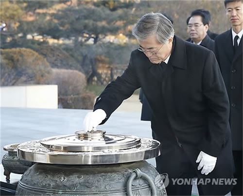 새정치민주연합 문재인 대표가 9일 오전 동작구 국립현충원을 참배, 분향하고 있다. 사진=연합뉴스 제공