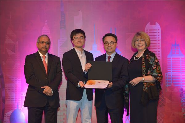 신한카드가 GPTW가 주관하는 'Best Work Plce in Asia, 2015' 시상식에서 아시아 베스트 기업에 선정됐다. 조성하 신한카드 부사장(오른쪽 두 번째)이 산제이 리시(Sanjay Rishi, 왼쪽) American Express CEO, 차이나 고먼(China Gorman) GPTW 글로벌 CEO(오른쪽) 등과 기념 촬영을 하고 있다. 사진=신한카드 제공