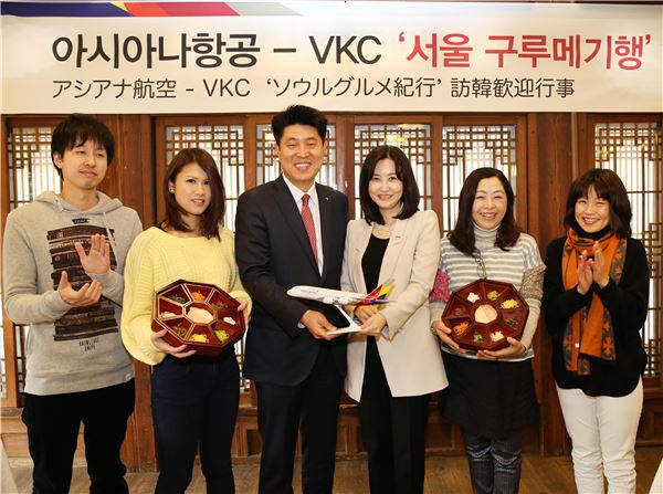 행사에 참석한 아시아나항공 송석원 여객마케팅부문 상무(왼쪽 세번째)와 한경아 한국방문위원회 사무국장(왼쪽 네번째)이 일본인 관광객들과 기념촬영을 하고 있다. 사진=아시아나 항공 제공