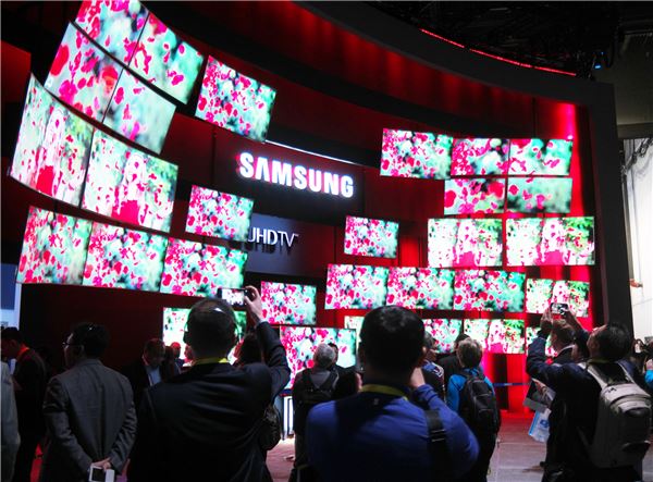지난해 세계에서 판매된 액정표시장치(LCD) TV 10대 중 4대는 삼성전자와 LG전자의 제품인 것으로 집계됐다. 사진은 지난 1월 미국 라스베이거스 CES 2015 현장에 전시된 삼성전자의 SUHD TV. 사진=삼성전자 제공