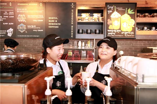 부산 신세계마린시티점에서 근무중이  제1호 장애인 커피 마스터 최보원씨(오른쪽)와 이지윤점장
