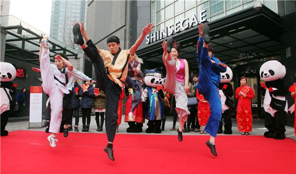 10일 오후, 신세계백화점 본점 1층 정문광장에서 중국인 관광객들이 넌너벌 뮤지컬 '점프'공연단의 공연을 관람 하고 있다. 사진=신세계백화점 제공