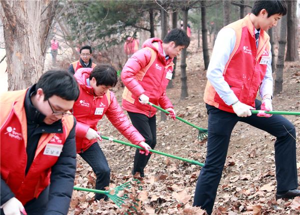 SK건설 2014 하반기 신입사원들이 서울숲에서 봉사활동을 하고 있다. 사진=SK건설 제공