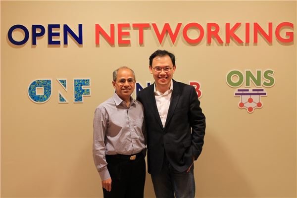SK텔레콤은 지난 10일(한국시각) 미국 산호세에서 열린 ONOS 첫 이사회 미팅에 ONOS설립 멤버로 참여하고 AT&T, Huawei 등 Global 유수 업체들과 5G SDN 기술을 공동 개발키로 했다고 11일 밝혔다. 이강원 SK텔레콤 NIC(Network IT Convergence) 담당(우측)이 10일(한국시각) 미국 산호세에서 열린 ONOS 공동 개발을 위한 첫 이사회 미팅에 참석해 스탠포드 교수이자 ONOS 프로젝트를 총괄하고 있는 구루 파룰카(Guru Parulkar)와 인사를 하고 있다. 사진=SK텔레콤 제공
