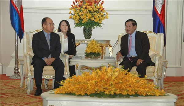 이덕훈 수은 행장(왼쪽)이 12일 캄보디아 프놈펜 평화의 궁전을 방문해 훈센(Hun Sen) 캄보디아 총리를 만나 환담을 나누고 있다. 사진=수출입은행 제공
