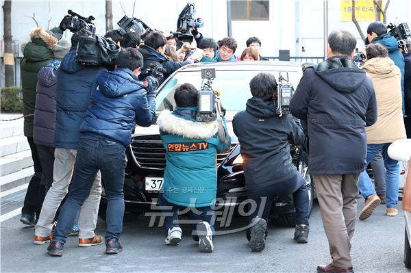 조현아 대한항공 전 부사장의 변호인이 12일 오후 서울 서대문구 서부지방법원에서 선고공판을 마치고 밖으로 나와 취재진에 둘러싸여 있다.