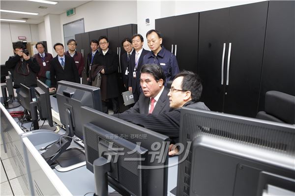 김성회 한국지역난방공사 사장이 12일 에너지 시설 안전 점검을 하고 있다. 사진=한국지역난방공사 제공