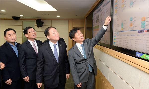 김주하 농협은행장이 설명절 비상근무 계획를 보고 받고 IT 본부를 방문해 설명을 듣고 있다. 사진=농협은행 제공