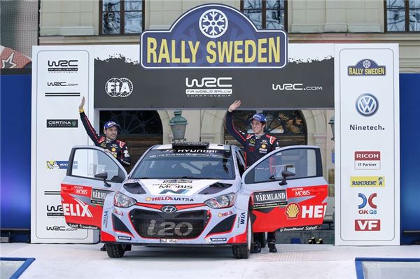 티에리 누빌(오른쪽)과 보조드라이버 니콜라스 질술이 i20 WRC 차량에서 기념 촬영을 하고 있다. 사진=현대차 제공