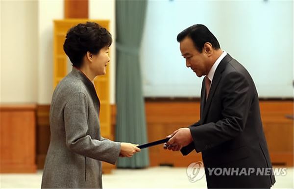이완구 신임 총리가 박근혜 대통령에게 임명장을 받고 있다. 사진=연합뉴스 제공