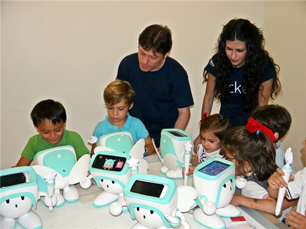 스페인 최대 통신기업 텔레포니카社가 운영하는 유소년 IT교육 프로그램 ‘탈렌툼스쿨’에 참여한 어린이들이 SK텔레콤의 스마트로봇 ‘아띠’를 활용해 교육을 받고 있다. 사진=SK텔레콤 제공