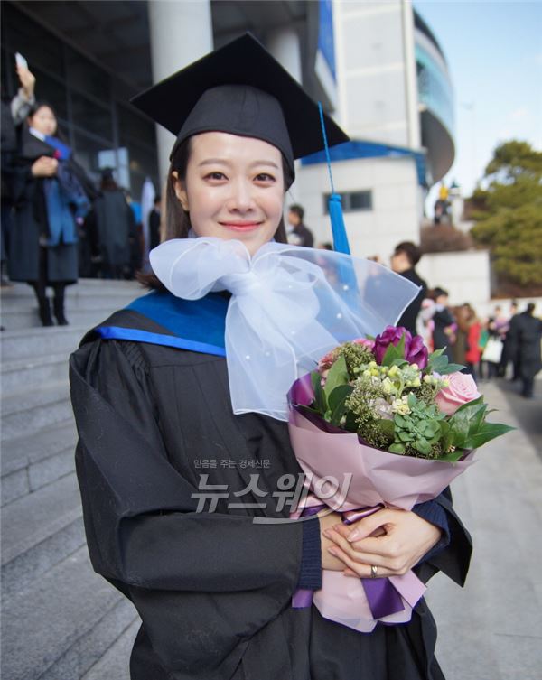 방송인 문지애가 석사모 인증샷을 공개해 석사모 여신에 등극했다 / 사진= 문지애 인스타그램