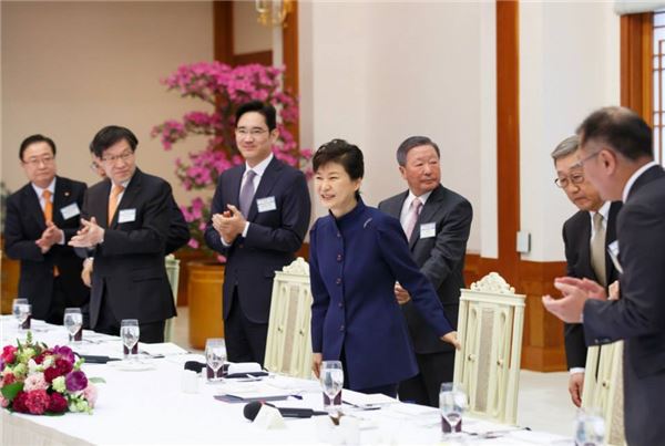 박근혜 대통령이 24일 청와대에서 열린 '문화체육 활성화를 위한 기업인 오찬'에서 인사하고 있다. 사진=청와대 제공