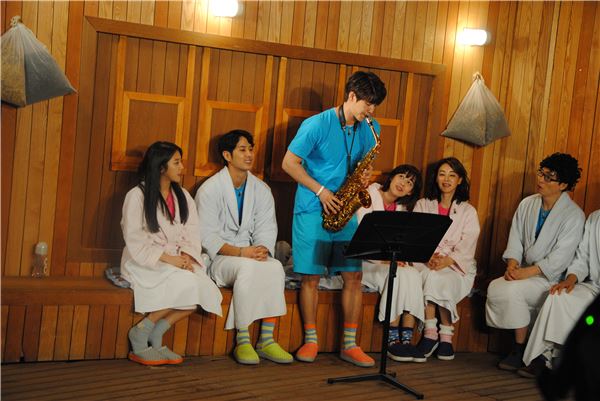 KBS2 '해피투게더3'에 출연한 대세 배우 송재림이 색소폰을 취미로 갖게된 이유를 밝혔다 / 사진= '해피투게더3' 제공