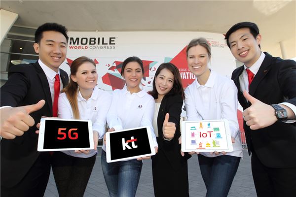 KT는 스페인 바르셀로나에서 열리는 세계 최대 이동통신박람회 ‘모바일월드콩그레스 2015(MWC 2015)’에서 ‘Life Innovation by 5G‘를 주제로 다양한 글로벌 기업들과 함께 차세대 통신 기술을 선보이고 사물인터넷 관련 세계 최초 기술 시연을 진행한다고 1일 밝혔다. 사진=KT 제공