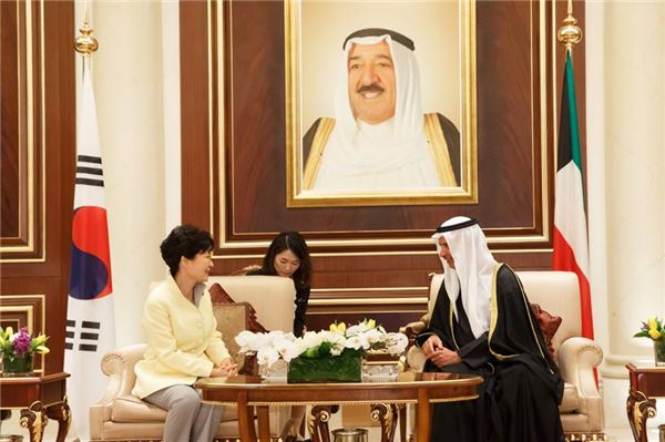박근혜 대통령이 2일(현지시간) 알 사바 쿠웨이트 국왕과 만나 환담하고 있다. 사진=청와대 제공