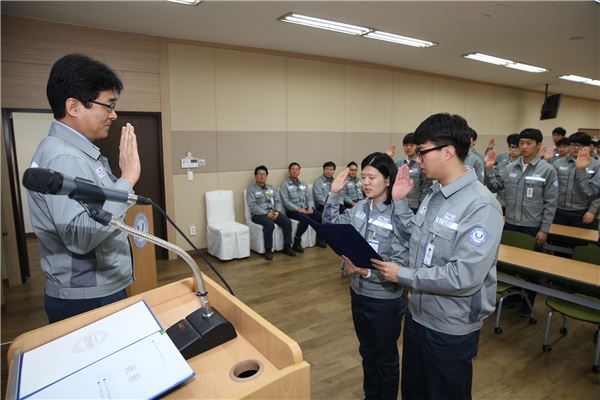 2일 거제 옥포조선소에서 열린 중공업사관학교 입학식에서 4기생 대표로 임지우 사원(오른쪽)과 지영은 사원(왼쪽)이 대표자 선서를 하고 있다. 사진=대우조선해양 제공