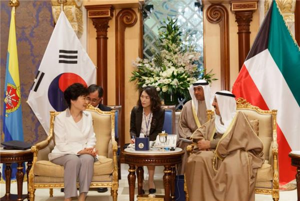 박근혜 대통령과 알 사바 쿠웨이트 국왕과 정상회담을 갖고 있다. 사진=청와대 제공