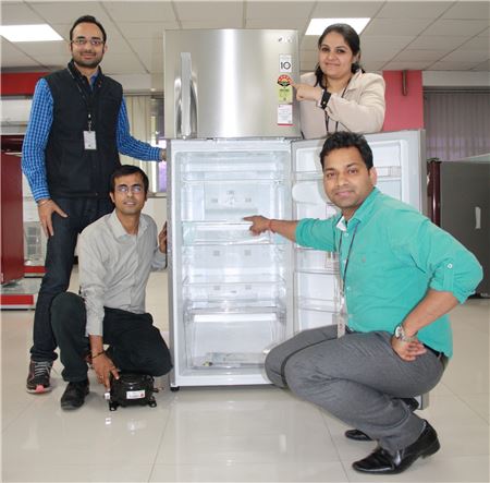 LG전자가 가전업계 최초로 유엔 기후변화협약 청정개발체제 집행위원회(UNFCCC)로부터 탄소배출권(CER, 공인인증감축량)을 확보했다. 인도에서 청정개발체제 사업을 진행하고 있는 LG전자 직원들이 냉장고를 배경으로 포즈를 취하고 있다.