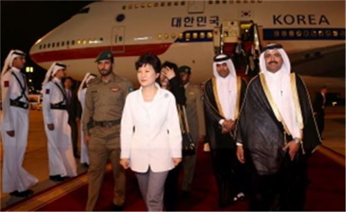 7일(헌지시각) 카타르 도하에 도착한 박근혜 대통령. 사진=청와대