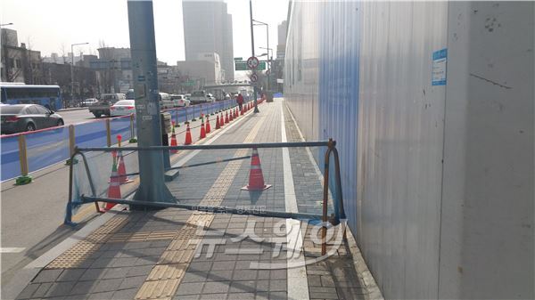 용산 푸르지오 써밋 공사현장 주변 차선을 막아 놓은 모습. 서울시와 대우건설은 추가 피해 발생을 우려해 주변 인도를 사진과 같이 모두 폐쇄하고 도로에 보행로를 만들었다. 사진=서승범 기자 seo6100@